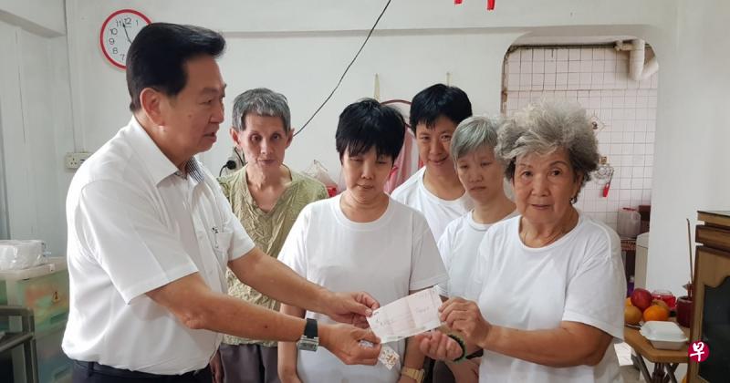 印尼富商慷慨每月捐助2000元给黄锦一家,郑海船(左一)也将干粮摊老板给予的3000元支票交给黄锦(右一)。(受访者提供) 印尼富商慷慨每月捐助2000元给黄锦一家,郑海船(左一)也将干粮摊老板给予的3000元支票交给黄锦(右一)。(受访者提供)