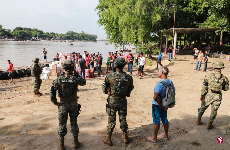 墨西哥此前表示,将调派6000名国民警卫队队员,到南部管控边境地区。图为墨西哥南部苏奇亚提河岸,该国海岸卫队人员严密监视来自危地马拉的过客。这些努力确实初见成效,一些移民知难而退,开始向南部折返。(法新社) 墨西哥此前表示,将调派6000名国民警卫队队员,到南部管控边境地区。图为墨西哥南部苏奇亚提河岸,该国海岸卫队人员严密监视来自危地马拉的过客。这些努力确实初见成效,一些移民知难而退,开始向南部折返。(法新社)