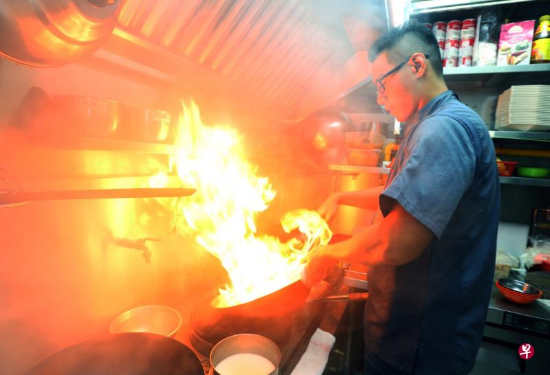 十年来的熊熊灶火,锻炼了黄明康的意志,厨艺也更上一层楼。 十年来的熊熊灶火,锻炼了黄明康的意志,厨艺也更上一层楼。