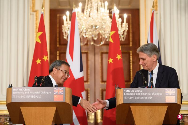 中国国务院副总理胡春华(左)与英国财政部长哈蒙德17日在伦敦会面后共见记者。(路透社) 中国国务院副总理胡春华(左)与英国财政部长哈蒙德17日在伦敦会面后共见记者。(路透社)