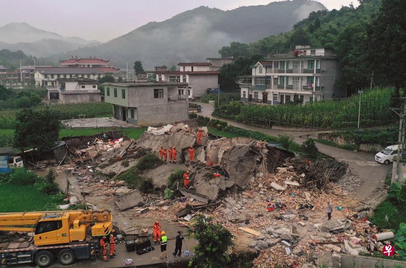 救援人员在长宁县双河镇的建筑废墟中搜救,现场满目疮痍。(新华社) 救援人员在长宁县双河镇的建筑废墟中搜救,现场满目疮痍。(新华社)