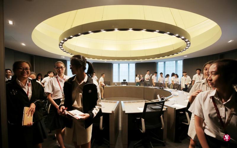 约50名“新加坡公约青年大使”参观麦士威国际争议解决中心的一个大型会议室。(海峡时报) 约50名“新加坡公约青年大使”参观麦士威国际争议解决中心的一个大型会议室。(海峡时报)