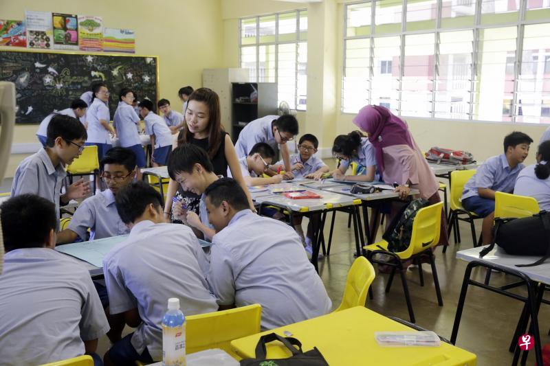 本地中学教师每周平均工作时长高于全球,但相较于五年前已缩短两小时。(档案照片) 本地中学教师每周平均工作时长高于全球,但相较于五年前已缩短两小时。(档案照片)