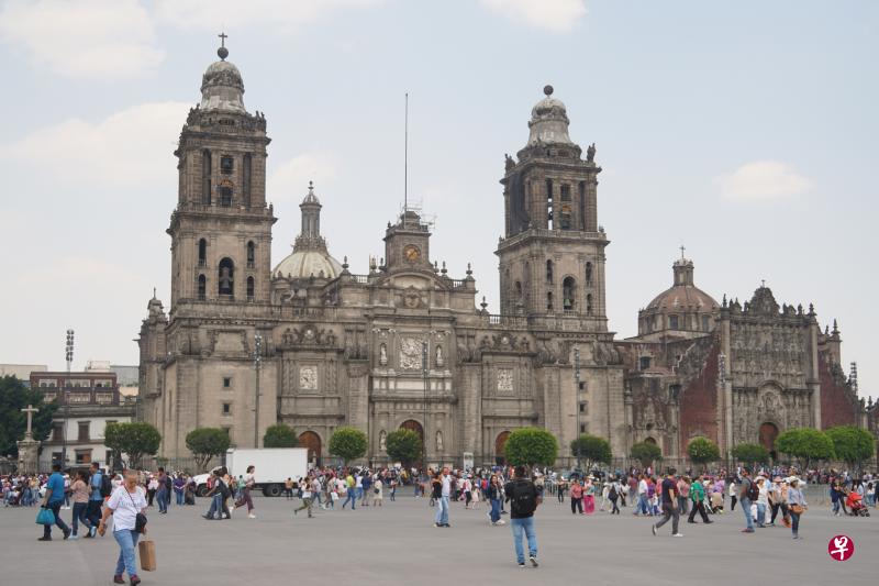 墨西哥大都会天主教堂是墨西哥城的地标之一,是墨西哥、也是拉丁美洲最大最古老的天主教堂。 墨西哥大都会天主教堂是墨西哥城的地标之一,是墨西哥、也是拉丁美洲最大最古老的天主教堂。