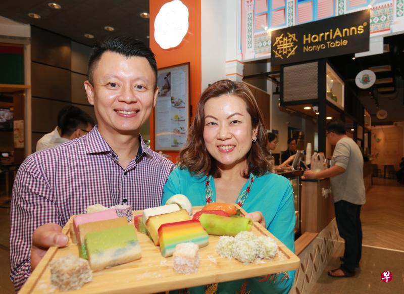 陈泉融和妻子吴惠玲将HarriAnns带进商场,希望让传统娘惹糕点走进年轻世代的心。(唐家鸿摄) 陈泉融和妻子吴惠玲将HarriAnns带进商场,希望让传统娘惹糕点走进年轻世代的心。(唐家鸿摄)
