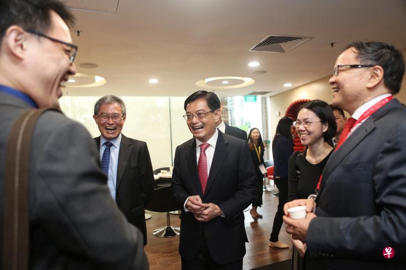 副总理兼财政部长王瑞杰(中)昨天出席由南洋公共管理研究生院和国际行政科学学会联合举办的国际学术会议开幕仪式,同其他与会者交流互动。(李佳颖摄) 副总理兼财政部长王瑞杰(中)昨天出席由南洋公共管理研究生院和国际行政科学学会联合举办的国际学术会议开幕仪式,同其他与会者交流互动。(李佳颖摄)