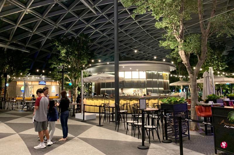 凌晨时分,星耀樟宜五楼一片冷清,大部分餐厅内不见任何客人。(邓玮婷摄) 凌晨时分,星耀樟宜五楼一片冷清,大部分餐厅内不见任何客人。(邓玮婷摄)