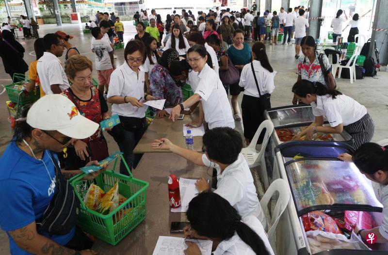 希望超市有多达51种食物和日用品供受惠人士选择,共有450个低收入家庭从该活动中获益。(林泽锐摄) 希望超市有多达51种食物和日用品供受惠人士选择,共有450个低收入家庭从该活动中获益。(林泽锐摄)