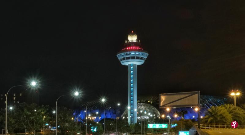 据本报了解,新加坡空军部队在接获通报后,立即调派人员向无人机发出反制信号。目前不清楚无人机是否已被“拿下”。(曾坤顺摄) 据本报了解,新加坡空军部队在接获通报后,立即调派人员向无人机发出反制信号。目前不清楚无人机是否已被“拿下”。(曾坤顺摄)