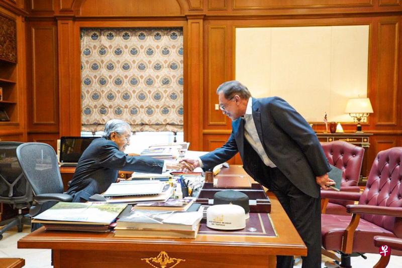 安华周四前往会见马哈迪并讨论性爱视频事件。安华表示,他与马哈迪都同意副首相不必换人,内阁也不必改组。(安华面簿照片) 安华周四前往会见马哈迪并讨论性爱视频事件。安华表示,他与马哈迪都同意副首相不必换人,内阁也不必改组。(安华面簿照片)