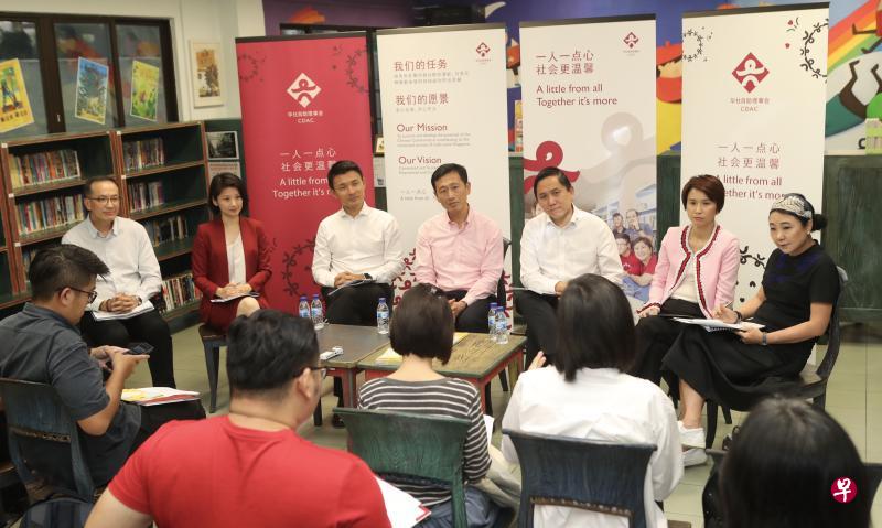 教育部长、华助会董事会主席王乙康(后排中间者)表示,近年来国人的家庭每月总收入和家庭人均收入都有所增加,因此此次调整是合乎时宜的。(陈来福摄) 教育部长、华助会董事会主席王乙康(后排中间者)表示,近年来国人的家庭每月总收入和家庭人均收入都有所增加,因此此次调整是合乎时宜的。(陈来福摄)
