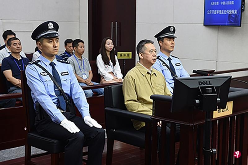 孟宏伟(中)受贿案昨天在天津法院开庭一审。(法新社/天津市第一中级人民法院) 孟宏伟(中)受贿案昨天在天津法院开庭一审。(法新社/天津市第一中级人民法院)