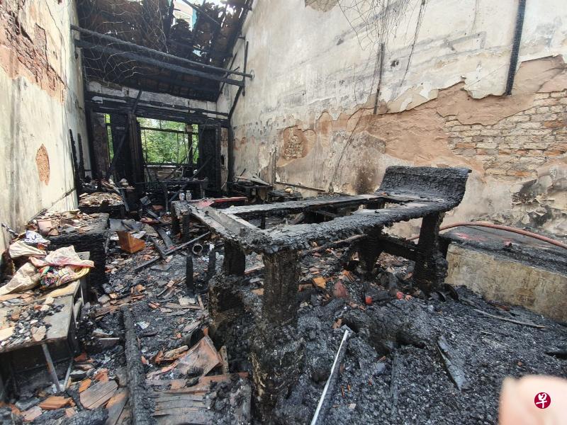 芽笼店屋在大火后面目全非,业主还痛失收藏了近七八十年的约30尊神像。(受访者提供) 芽笼店屋在大火后面目全非,业主还痛失收藏了近七八十年的约30尊神像。(受访者提供)