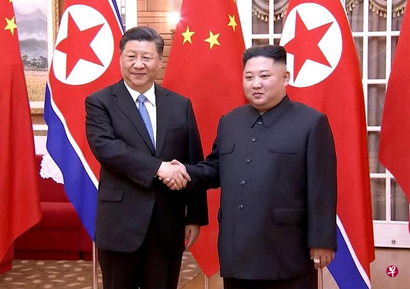 习近平(左)在平壤锦绣山迎宾馆同朝鲜领导人金正恩举行会谈。(法新社) 习近平(左)在平壤锦绣山迎宾馆同朝鲜领导人金正恩举行会谈。(法新社)
