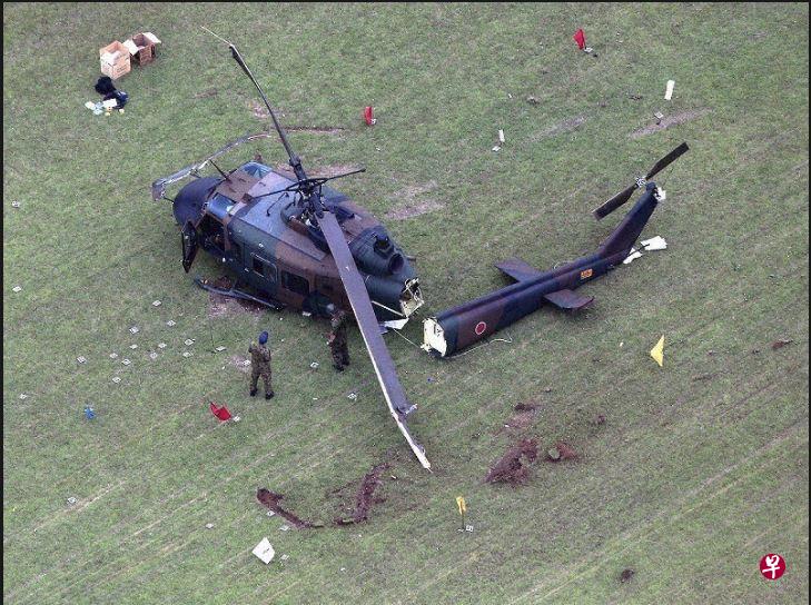 UH-1直升机在东京郊区紧急迫降,直升机体受损严重,机尾断裂、主旋翼也弯曲。(取自每日新闻社) UH-1直升机在东京郊区紧急迫降,直升机体受损严重,机尾断裂、主旋翼也弯曲。(取自每日新闻社)