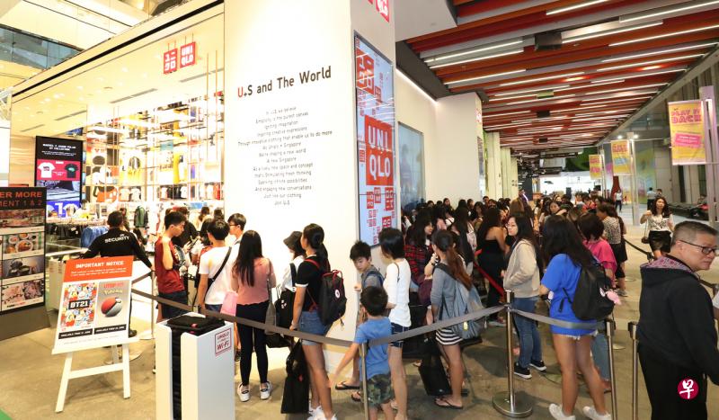 Uniqlo规定粉丝分批进入,人龙一度近170人。(陈来福摄) Uniqlo规定粉丝分批进入,人龙一度近170人。(陈来福摄)