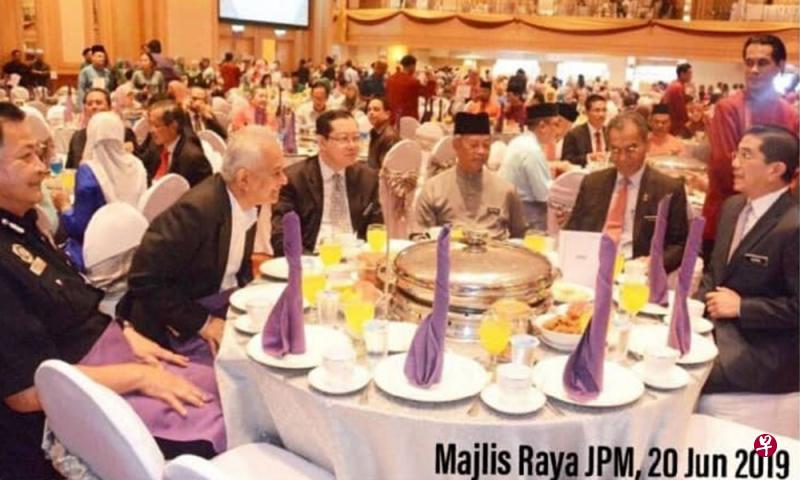 阿兹敏(右一)周四出席首相署开斋节门户开放时,与阿都哈密(左起)、汤米托马斯和财长林冠英等人同坐一桌。(中国报) 阿兹敏(右一)周四出席首相署开斋节门户开放时,与阿都哈密(左起)、汤米托马斯和财长林冠英等人同坐一桌。(中国报)