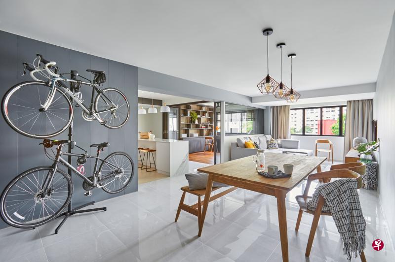 宽敞的餐厅有一面可挂两辆脚踏车的特色墙。 宽敞的餐厅有一面可挂两辆脚踏车的特色墙。