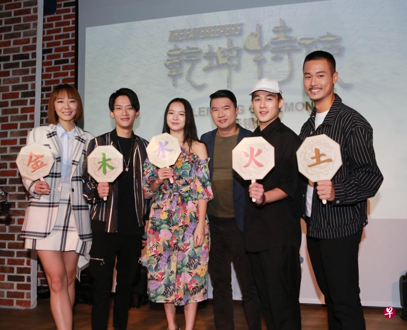 《乾坤特使》导演任锦添(右三)与演员陈欣淇(左起)、叶荣耀、林咏谊、许瑞奇与陈邦鋆出席开镜记者会。 《乾坤特使》导演任锦添(右三)与演员陈欣淇(左起)、叶荣耀、林咏谊、许瑞奇与陈邦鋆出席开镜记者会。