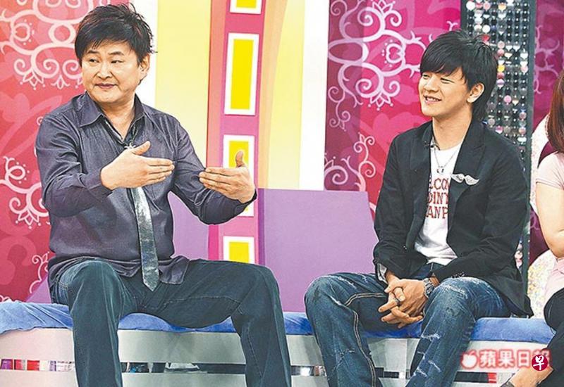 曾治豪2009年参加《超级星光大道》比赛时,贺一航(图左)替儿子站台。(互联网) 曾治豪2009年参加《超级星光大道》比赛时,贺一航(图左)替儿子站台。(互联网)