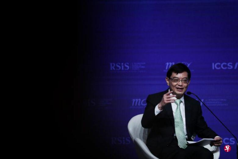 王瑞杰昨天为首届社会和谐国际大会闭幕致辞时说,全球贸易、科技发展及人口流动的世界大潮前所未见,这三股力量交汇对一些人造成一定冲击,引发了紧张和冲突。(海峡时报) 王瑞杰昨天为首届社会和谐国际大会闭幕致辞时说,全球贸易、科技发展及人口流动的世界大潮前所未见,这三股力量交汇对一些人造成一定冲击,引发了紧张和冲突。(海峡时报)