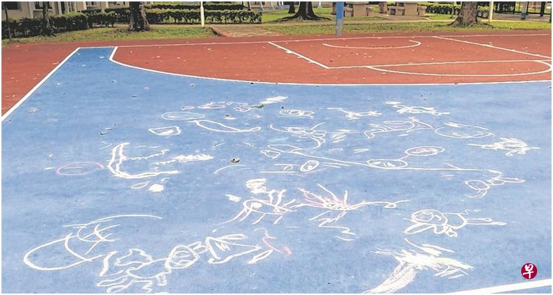 幼教班老师带领幼儿用粉笔在篮球场地板上涂鸦,被指教完课没清洗就离开,引起居民不满。(读者提供) 幼教班老师带领幼儿用粉笔在篮球场地板上涂鸦,被指教完课没清洗就离开,引起居民不满。(读者提供)