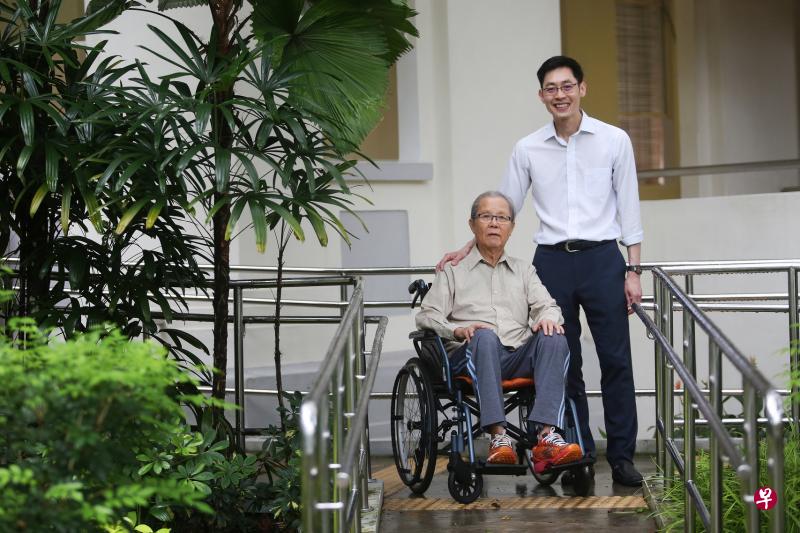 吕新民（左）之前因不同疾病，每年得到四家医院和诊所复诊超过10次。经亚历山大医院医疗委员会主席邱诗民副教授（右）协调和整合之后，他目前只需每年到亚历山大医院约三次，减轻他女儿每每得请假陪同复诊的麻烦。（李佳颖摄）