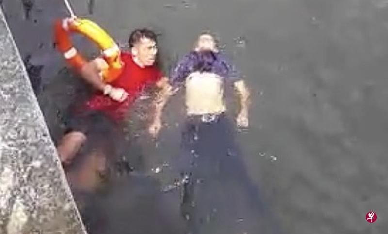 英勇男子用餐时,听闻有人坠海,立即跳海救人。(受访者提供) 英勇男子用餐时,听闻有人坠海,立即跳海救人。(受访者提供)