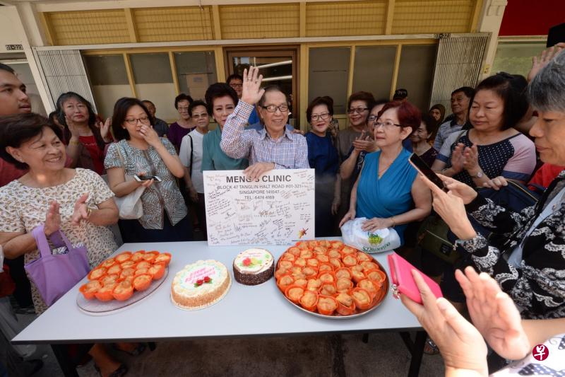 民间组织“我的社区”为在东陵福行医济世55年的陈启明医生(挥手者)举行欢送会,到场的老街坊有两三百人。(潘丰源摄) 民间组织“我的社区”为在东陵福行医济世55年的陈启明医生(挥手者)举行欢送会,到场的老街坊有两三百人。(潘丰源摄)