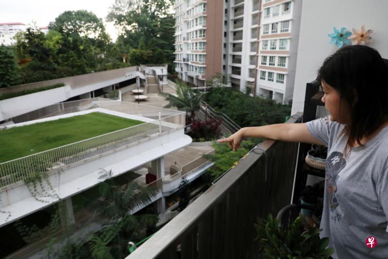 住在武吉巴督西6道第194A座组屋三楼的余珊珊说,住家的阳台对准着多用途亭子,居委会舞团队每天三次在亭内练习舞蹈,音乐的声响吵得她全家受不了。 住在武吉巴督西6道第194A座组屋三楼的余珊珊说,住家的阳台对准着多用途亭子,居委会舞团队每天三次在亭内练习舞蹈,音乐的声响吵得她全家受不了。