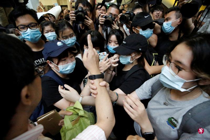 继上周五示威者包围湾仔警察总部后,今日(24日)再有示威人士企图透过堵塞政府部门瘫痪政府工作。一群黑衣人趁午饭时间到湾仔税务大楼“阻塞大堂。(路透社) 继上周五示威者包围湾仔警察总部后,今日(24日)再有示威人士企图透过堵塞政府部门瘫痪政府工作。一群黑衣人趁午饭时间到湾仔税务大楼“阻塞大堂。(路透社)