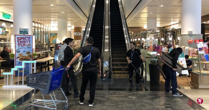 一名男童在星耀樟宜（Jewel）搭乘电动扶梯时，鞋子不知何故卡在扶梯边缘。民防部队到场后将孩子救出，送往医院治疗。（林泽锐摄）