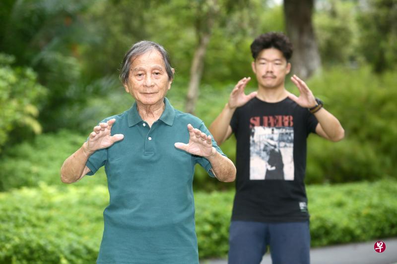 王汉荣(右)陪父亲王炳成打太极。 王汉荣(右)陪父亲王炳成打太极。