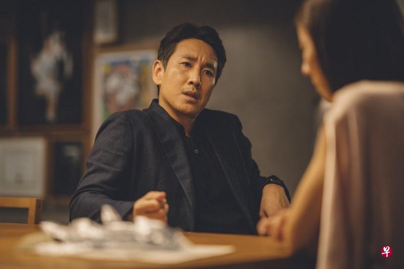 李善均饰演低调文雅的富豪，表现令人捉摸不定的特质。（互联网）