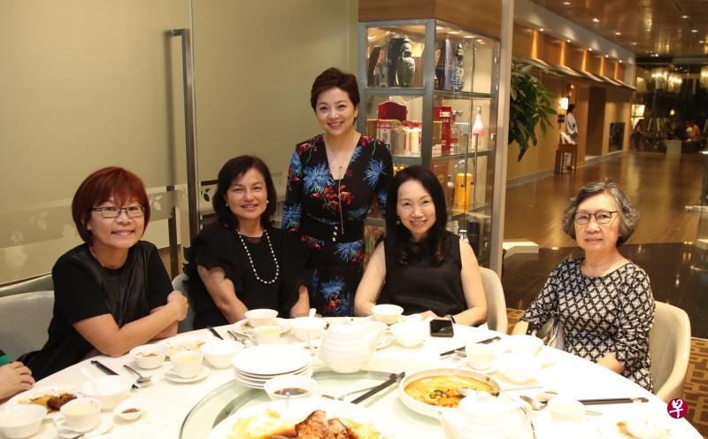 嬿青私房菜餐馆总监王嬿青(站立者)与读者俱乐部会员合影。(周国威摄) 嬿青私房菜餐馆总监王嬿青(站立者)与读者俱乐部会员合影。(周国威摄)