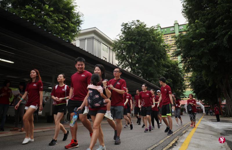 约175人从医院位于珍珠山的原址开始义走，当中有参与者背着幼儿，沿路经过与陈笃生生平相关的地点。（林泽锐摄）