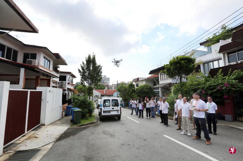 国家环境局稽查人员几乎每天都会到汤申一带的惹兰仑巴汤申住宅区进行稽查工作。他们昨天使用无人机，向住房屋顶投放灭蚊药。碧山—大巴窑集选区议员钟奇雄（前排右二）也到场了解稽查情况，同时进行家访，鼓励居民积极防蚊。（庄耿闻摄）