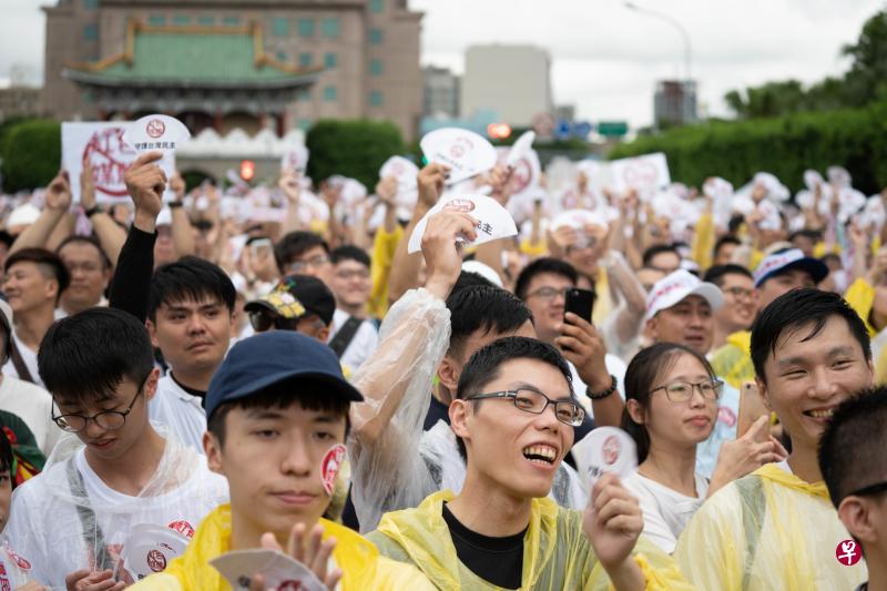 数以千计的台湾民众昨天下午冒着雨,聚集在台北凯达格兰大道上抗议亲北京的“红色媒体”。(黄顺杰摄) 数以千计的台湾民众昨天下午冒着雨,聚集在台北凯达格兰大道上抗议亲北京的“红色媒体”。(黄顺杰摄)
