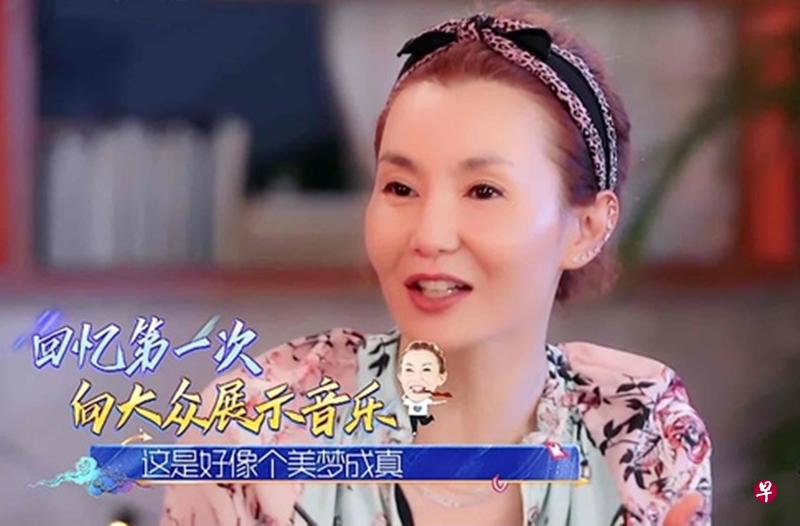 张曼玉(图)看到张国荣旧照,透露张国荣爱以称赞别人的方式来激励她。(互联网) 张曼玉(图)看到张国荣旧照,透露张国荣爱以称赞别人的方式来激励她。(互联网)