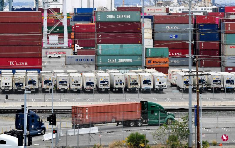 学者认为,美国经济已感受到贸易战的冲击和负面影响,致使美国总统特朗普急于通过会晤打破谈判僵局。图为美国加州一个货运港口。(法新社) 学者认为,美国经济已感受到贸易战的冲击和负面影响,致使美国总统特朗普急于通过会晤打破谈判僵局。图为美国加州一个货运港口。(法新社)