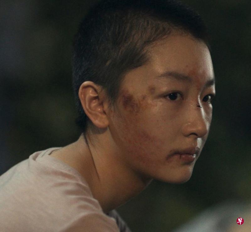 周冬雨也为《少》片剃了一个“榴梿头”。(嘉华机构) 周冬雨也为《少》片剃了一个“榴梿头”。(嘉华机构)