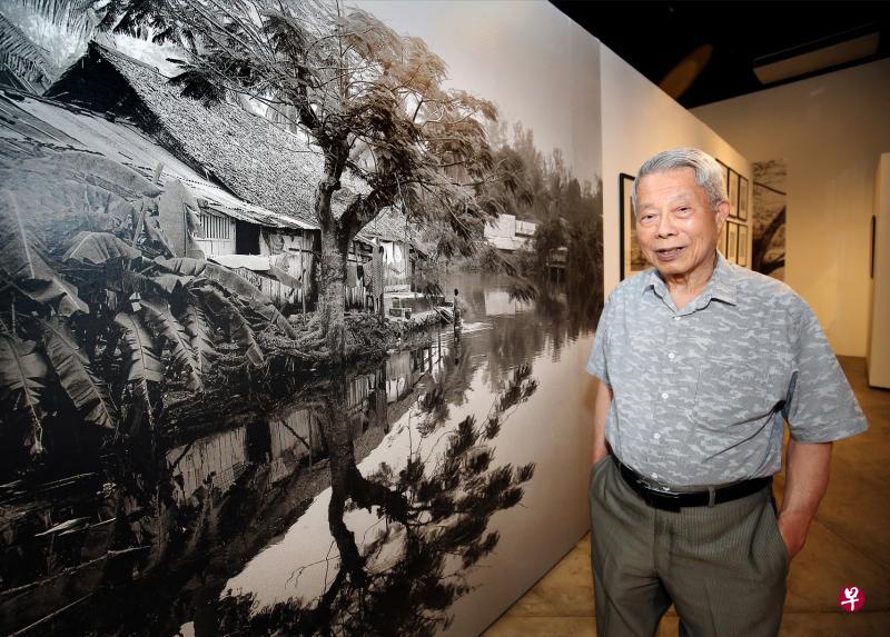 林光霖与摄于1960年代波东巴西甘榜池边树影作品合影。(李佳颖摄) 林光霖与摄于1960年代波东巴西甘榜池边树影作品合影。(李佳颖摄)