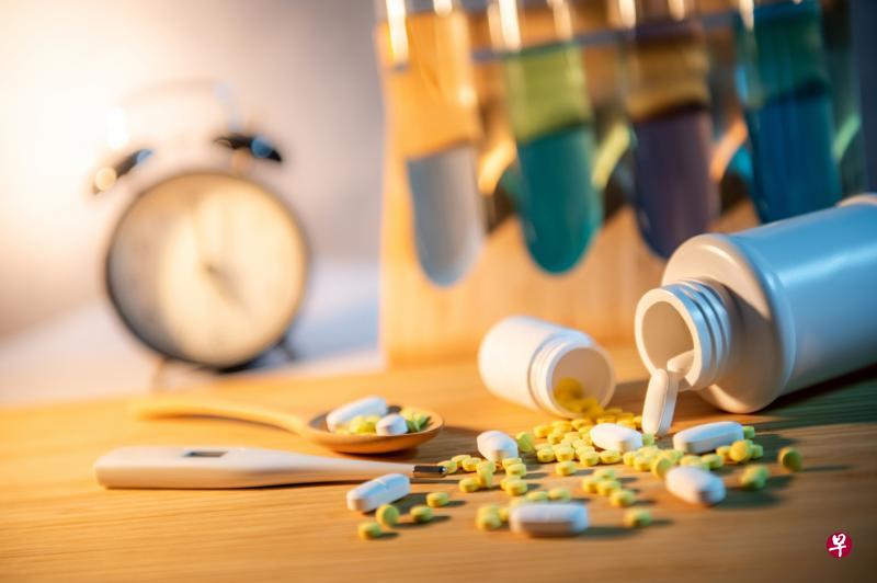 除了失智症患者,其他容易服药过量的,是同时服用数种药物治疗多种慢性疾病的年长者。(iStock图片) 除了失智症患者,其他容易服药过量的,是同时服用数种药物治疗多种慢性疾病的年长者。(iStock图片)