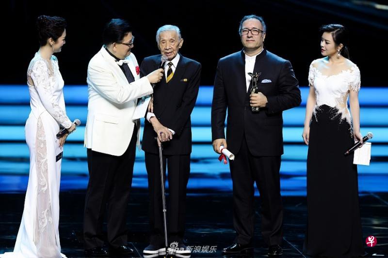 常枫(中)、伊朗电影《梦之城堡》导演(右)在上海电影节闭幕式领奖。(互联网) 常枫(中)、伊朗电影《梦之城堡》导演(右)在上海电影节闭幕式领奖。(互联网)