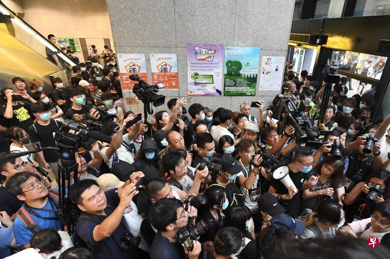 逾百名身穿黑衣、戴着口罩的示威者昨天中午堵塞并占据香港税务大楼大堂,大楼管理人员将大楼部分铁闸关上,有市民及职员进入大楼被阻。(中通社) 逾百名身穿黑衣、戴着口罩的示威者昨天中午堵塞并占据香港税务大楼大堂,大楼管理人员将大楼部分铁闸关上,有市民及职员进入大楼被阻。(中通社)