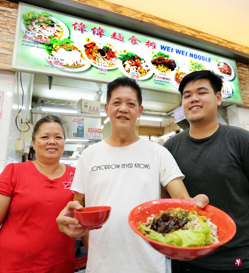 林养华和邓秋华夫妇协同儿子林汶杰,在义顺四道第 664座组屋的咖啡店开档再战江湖。(庄耿闻摄) 林养华和邓秋华夫妇协同儿子林汶杰,在义顺四道第 664座组屋的咖啡店开档再战江湖。(庄耿闻摄)