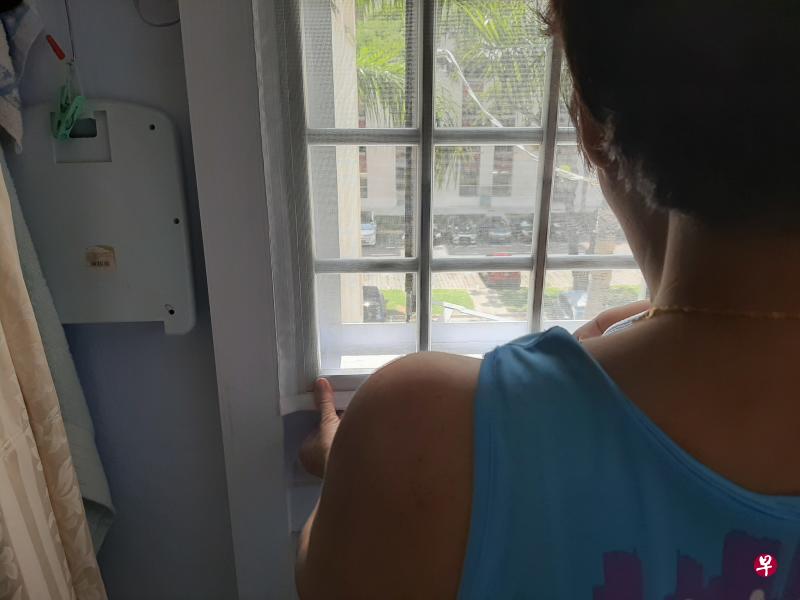 黄女士如今安装防蚊网并添购两个驱蚊器。 黄女士如今安装防蚊网并添购两个驱蚊器。