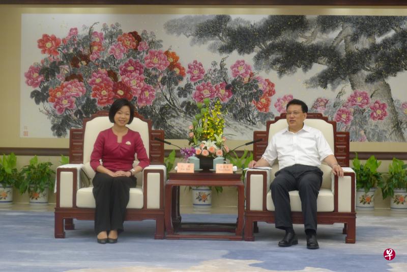 我国通讯及新闻部兼文化、社区及青年部高级政务部长沈颖(左)今早在杭州会见了中国浙江省省长袁家军。(薛之白摄) 我国通讯及新闻部兼文化、社区及青年部高级政务部长沈颖(左)今早在杭州会见了中国浙江省省长袁家军。(薛之白摄)