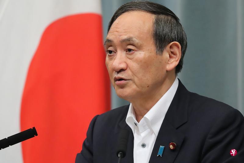 日本内阁秘书长菅义伟周二表示,美方已向日方确认会继续遵守美日安保条约。(法新社) 日本内阁秘书长菅义伟周二表示,美方已向日方确认会继续遵守美日安保条约。(法新社)