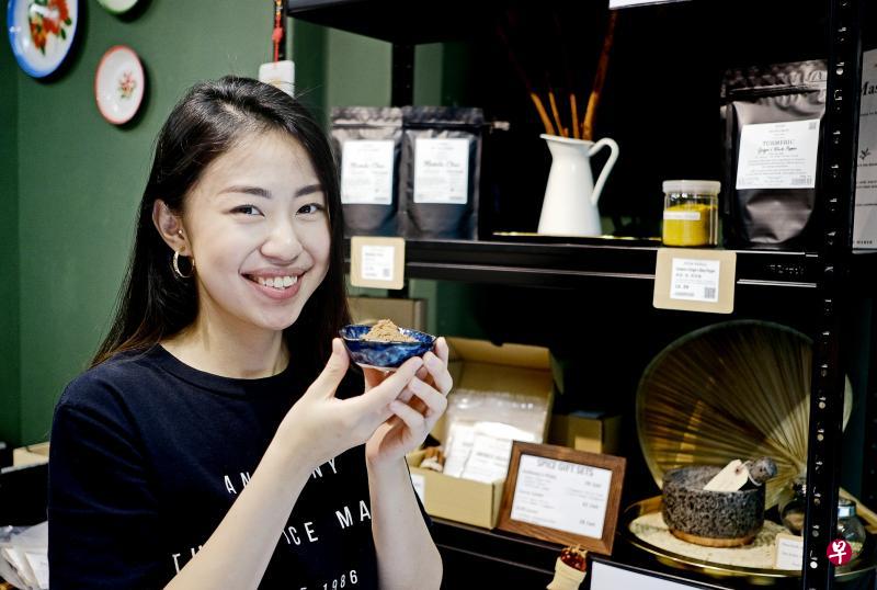 在香料之家成长的廖敏伶,愿意将自小所积累的香料知识与相关烹饪贴士分享给顾客。 在香料之家成长的廖敏伶,愿意将自小所积累的香料知识与相关烹饪贴士分享给顾客。